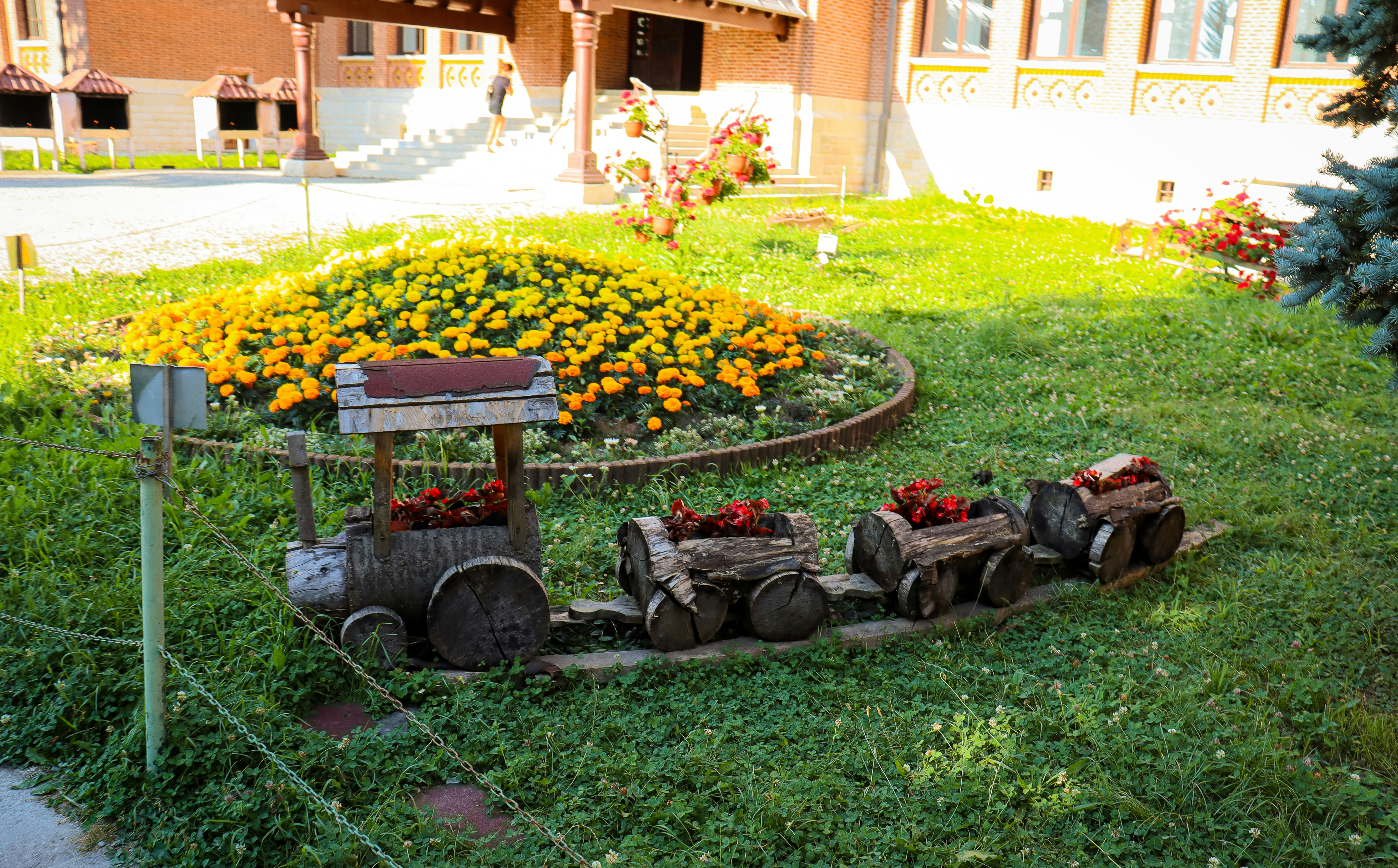 gray computer monitor