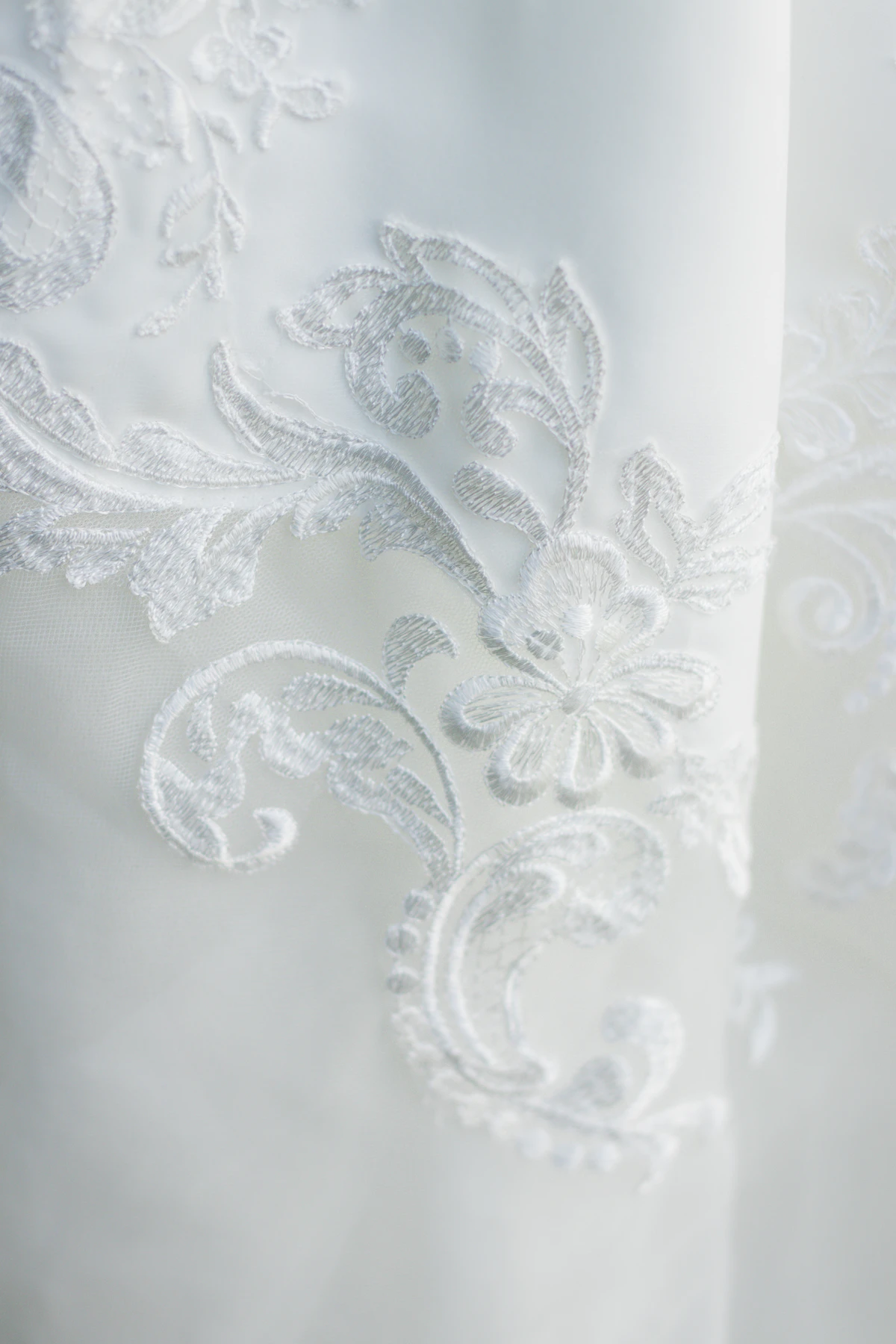 La Perla — pearl-strewn royal veil