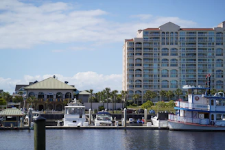 Panoramic exterior shot of Advanced Marine Specialists’ Davenport location with boats docked nearby.