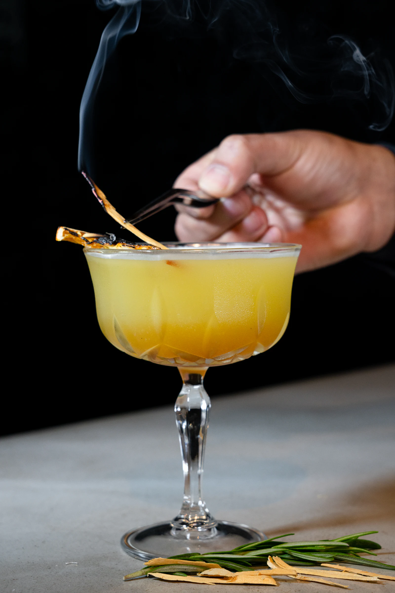 Persona preparando un coctel