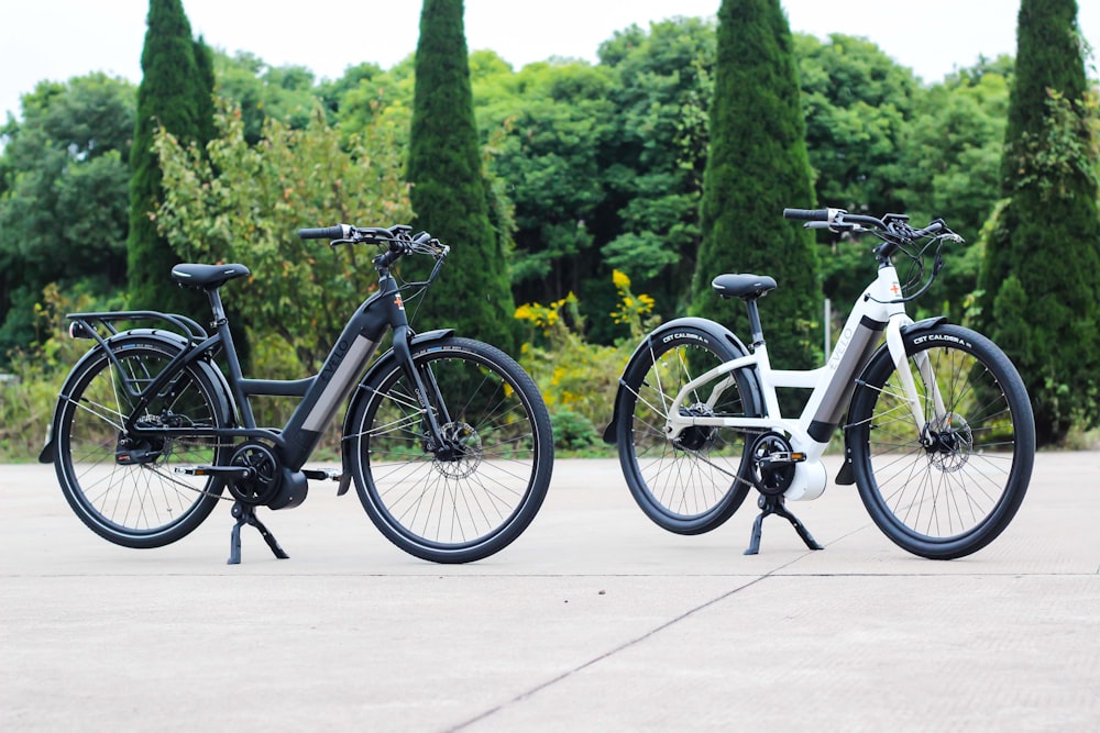 Un par de bicicletas estacionadas una al lado de la otra