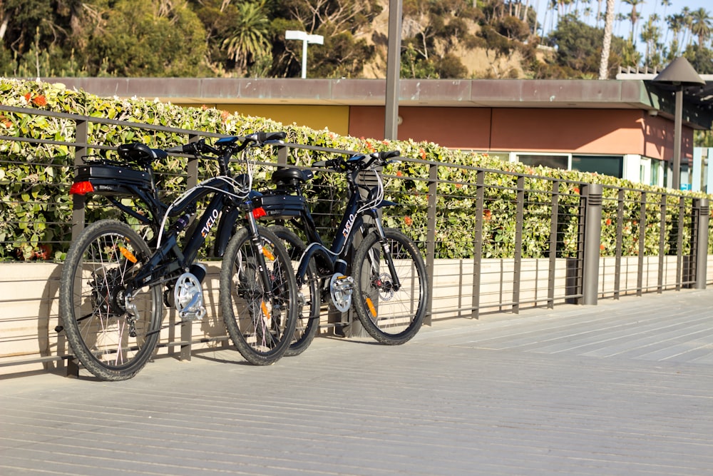 Eine Gruppe von Fahrrädern nebeneinander auf einer Brücke geparkt