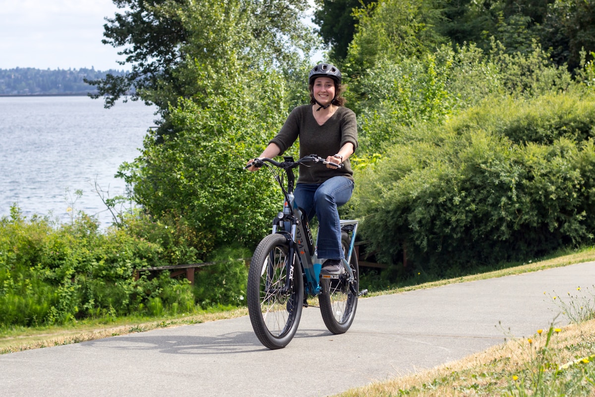 自転車のヘルメットの着用努力義務 | wimo | 電動アシスト自転車  COOZY