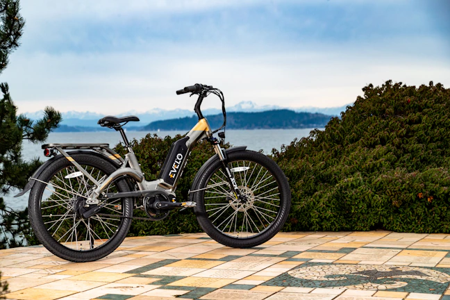 Detail of the bike’s battery pack nestled within the frame, surrounded by lush greenery.