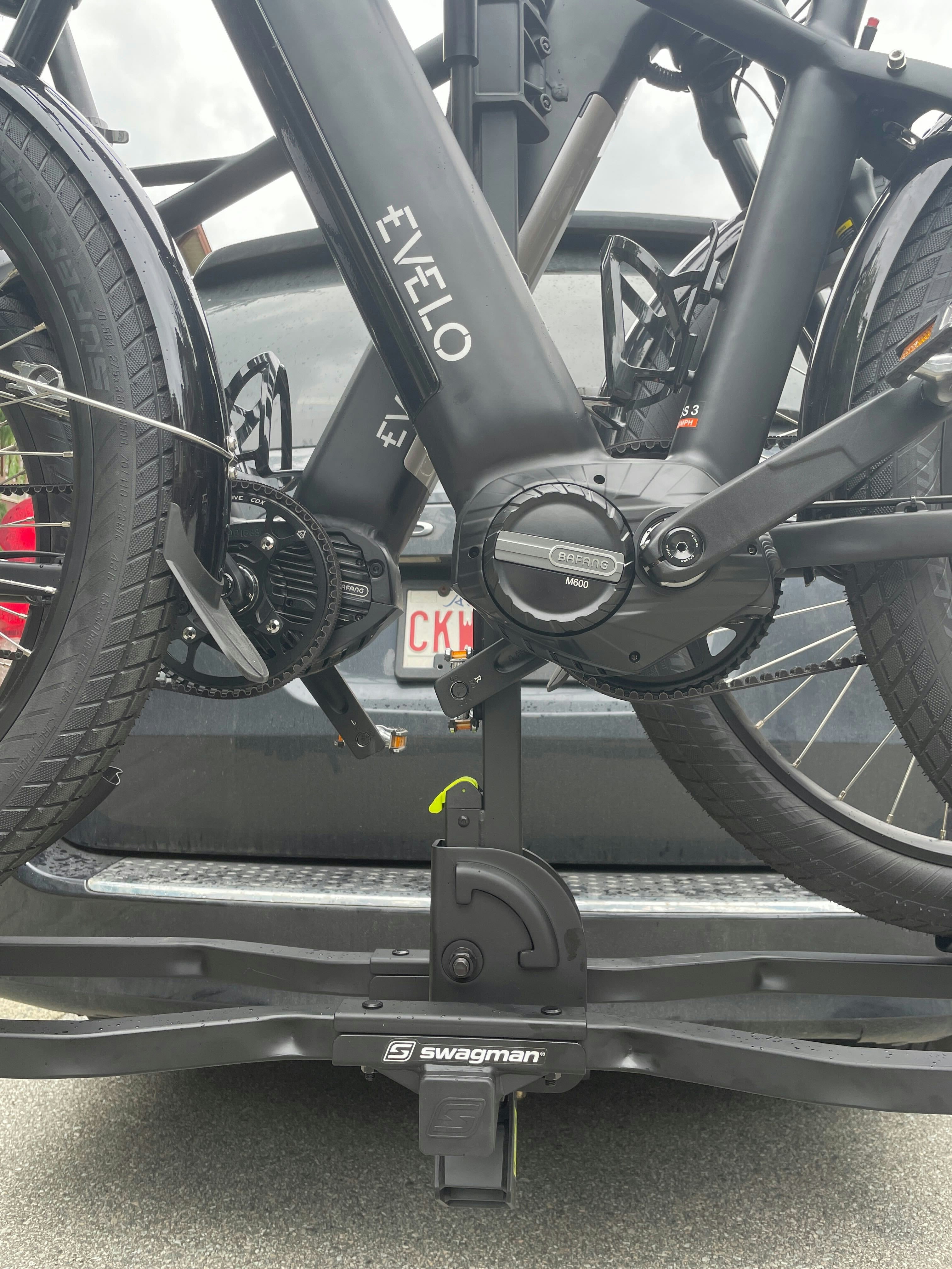 Una bicicleta está unida a la parte trasera de un vehículo