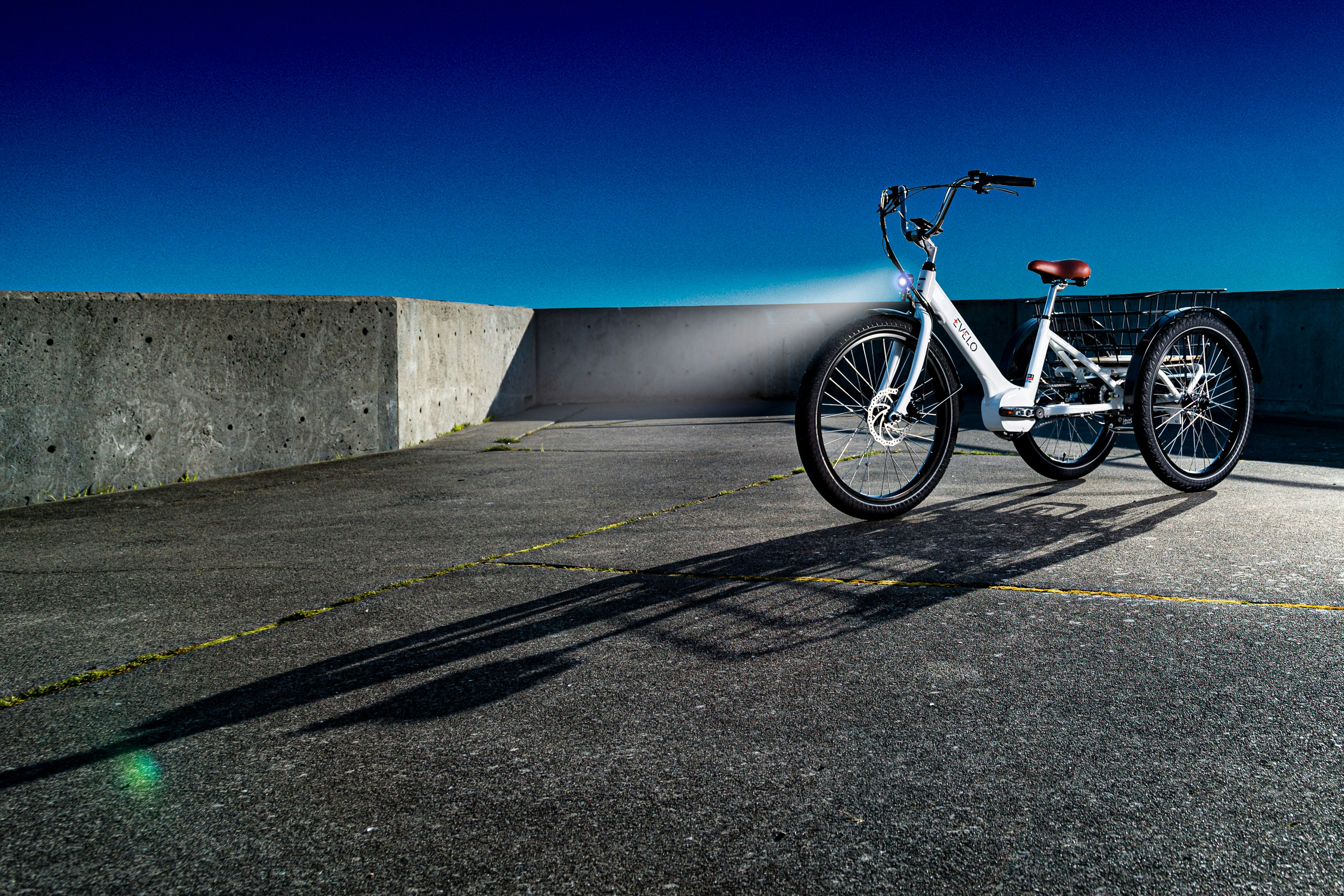 Una bicicleta estacionada en un estacionamiento junto a una pared de cemento
