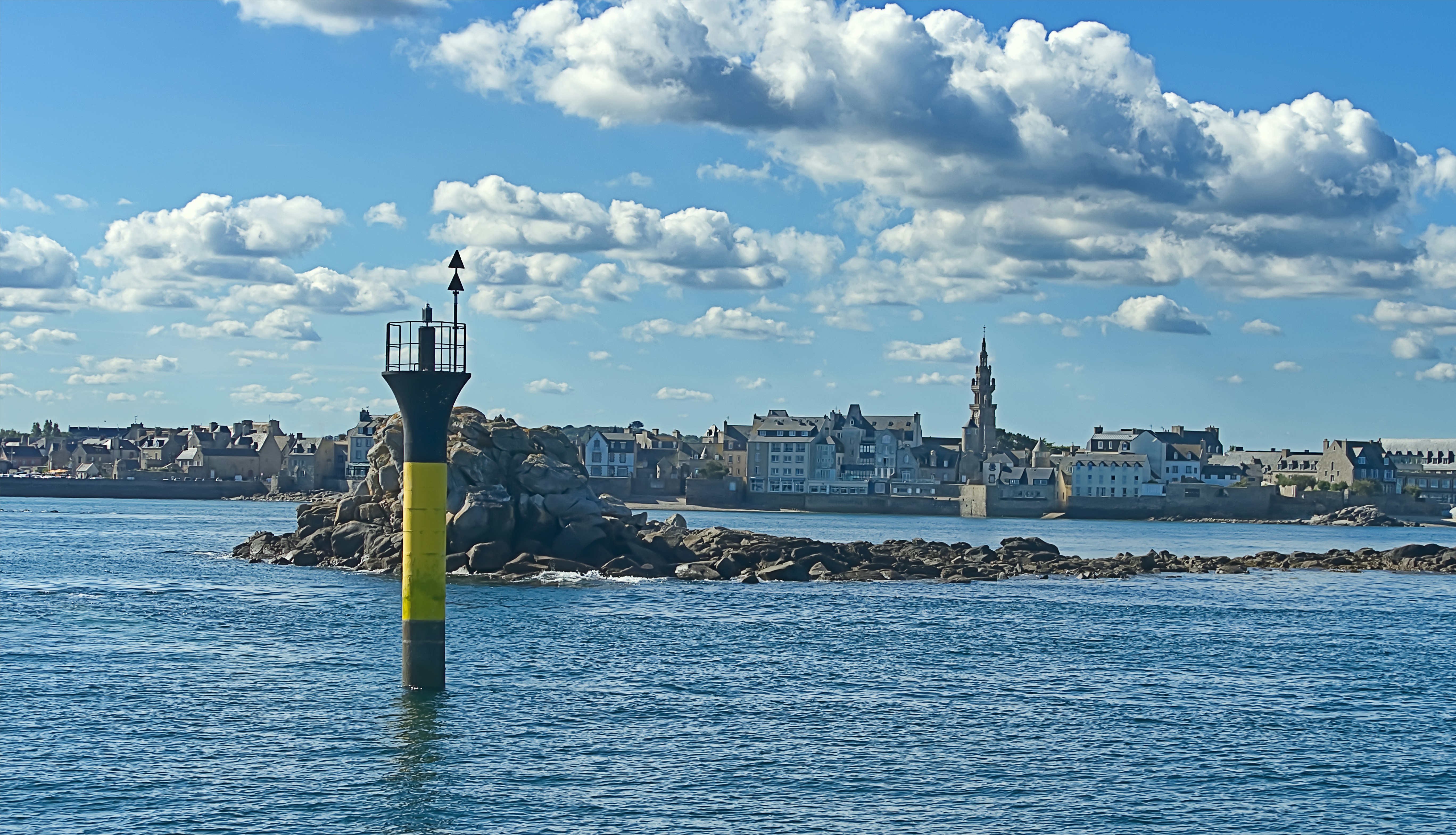 Ein großes Gewässer mit einer Stadt im Hintergrund