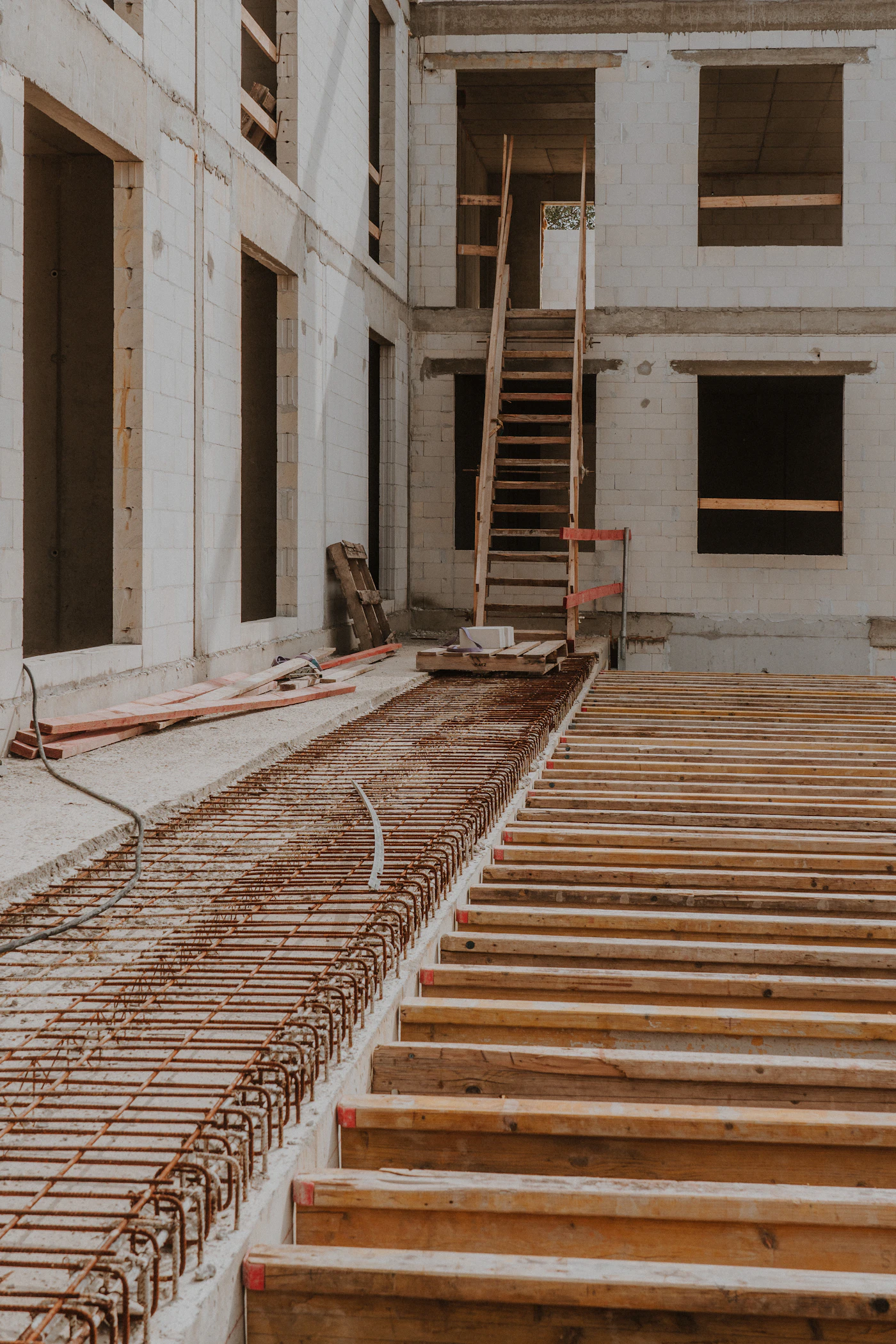 Chantier de renovation en cours, sol mis a nu et structure apparente avant finitions