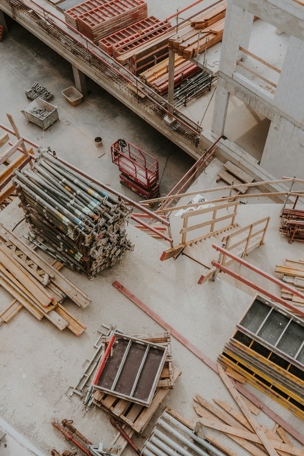 a group of construction materials sitting on top of a building