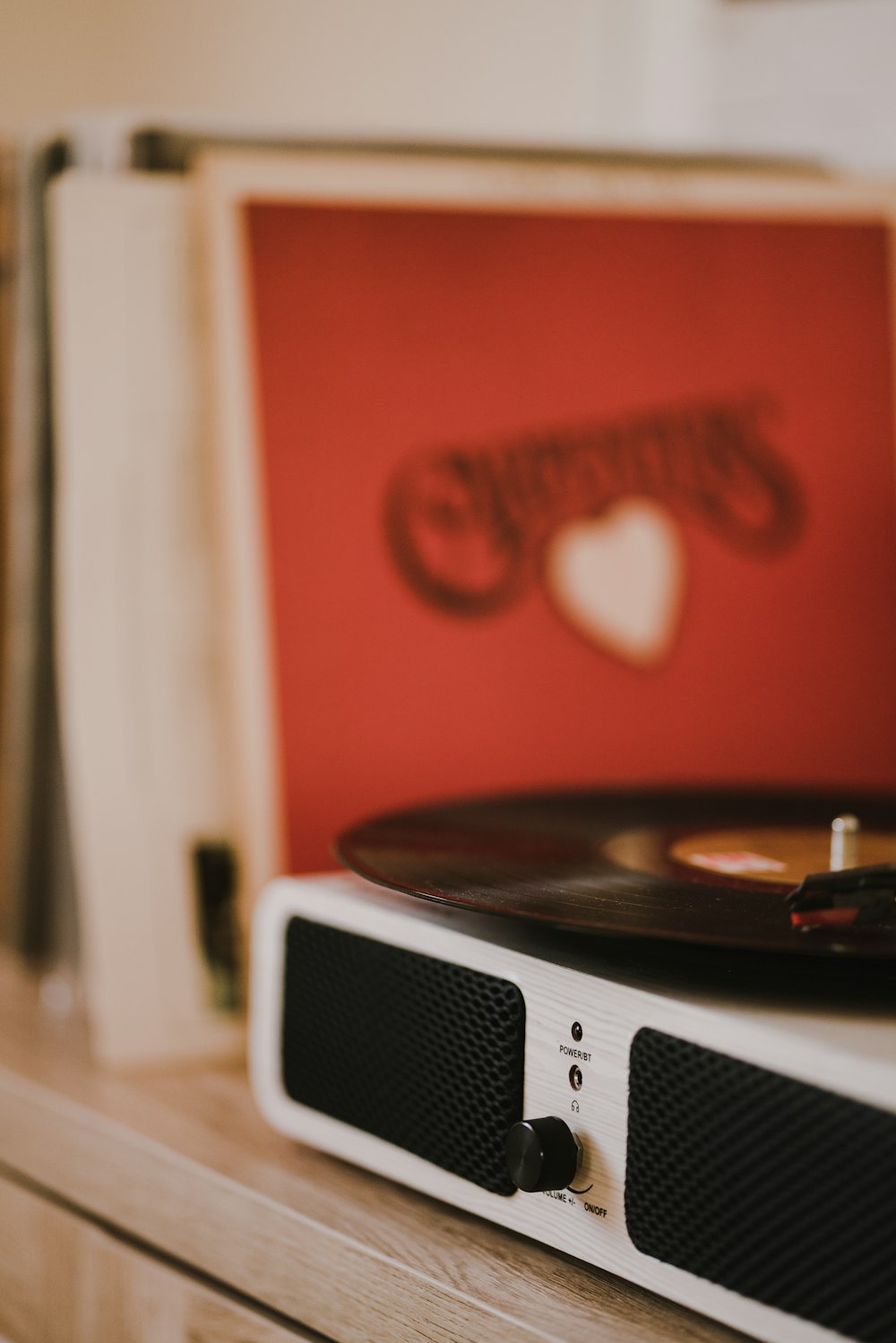 un tocadiscos sentado encima de una mesa de madera