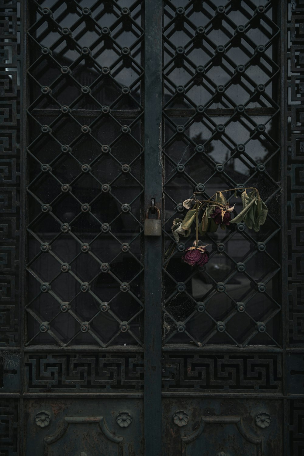 Un ramo de flores que están sentadas en una puerta