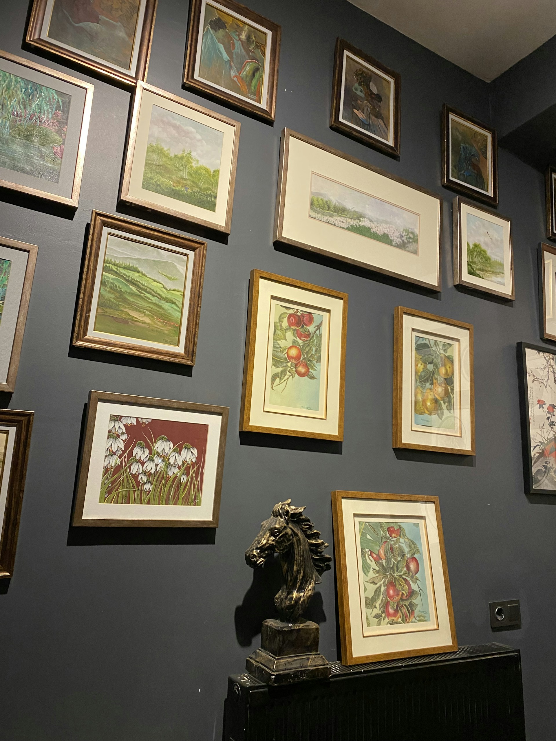 gray computer monitor