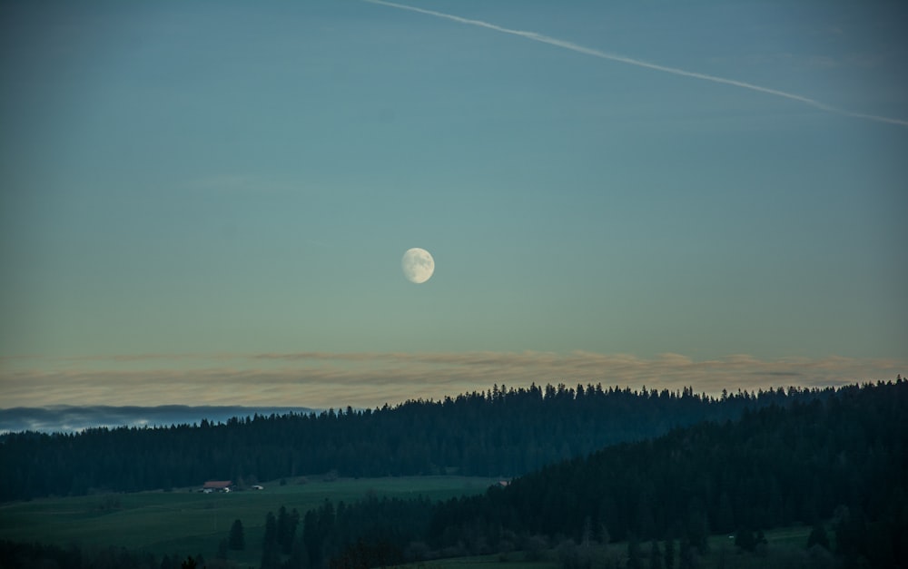 Une vue d’une pleine lune dans le ciel