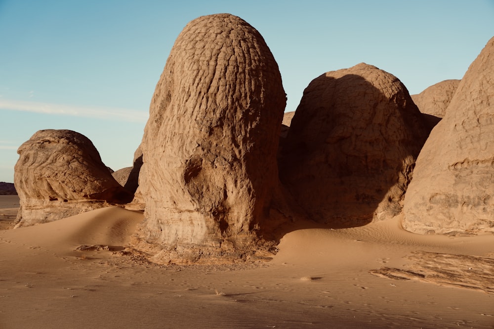 um grupo de grandes rochas sentados no meio de um deserto