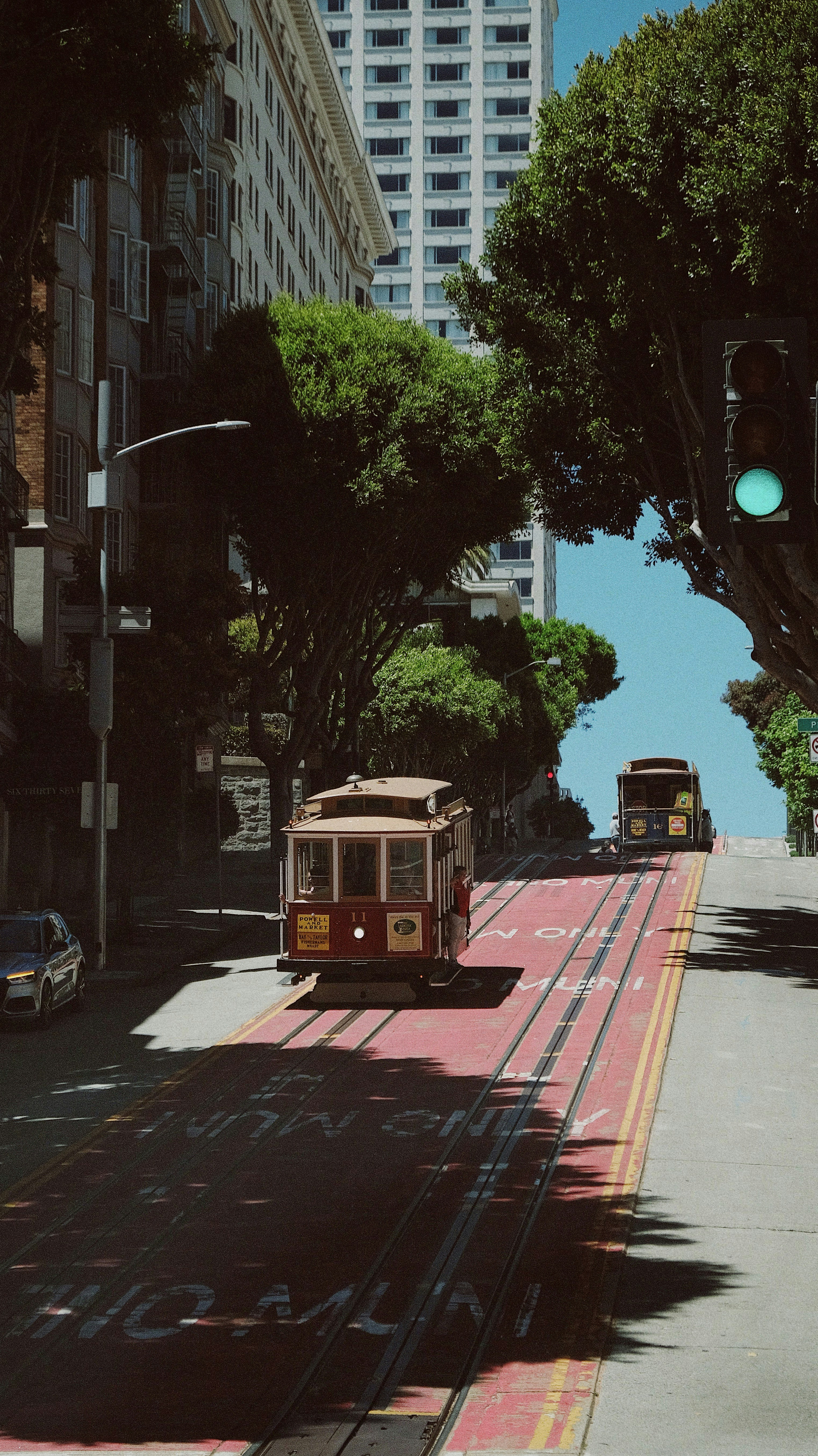 Un carrello che viaggia lungo una strada vicino a edifici alti