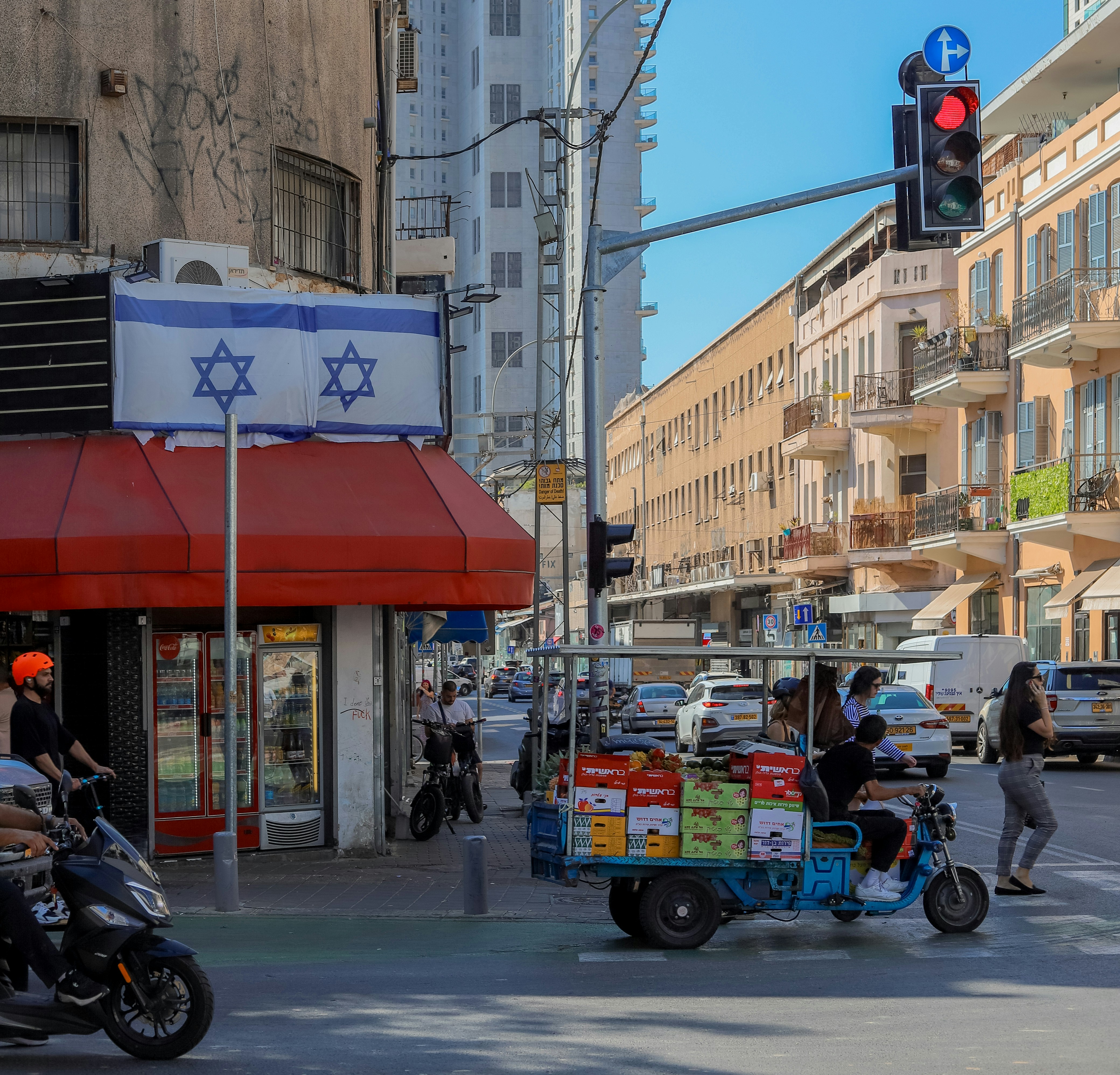 신호등 옆 거리에서 오토바이를 타는 남자