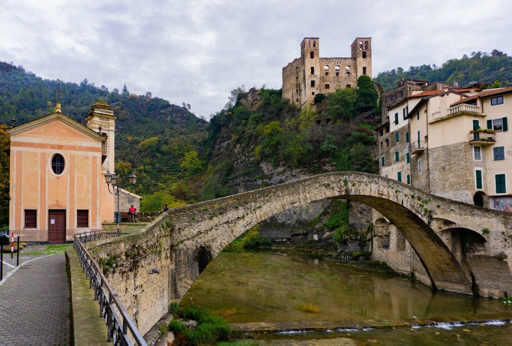 Un puente de piedra sobre un río en un pequeño pueblo