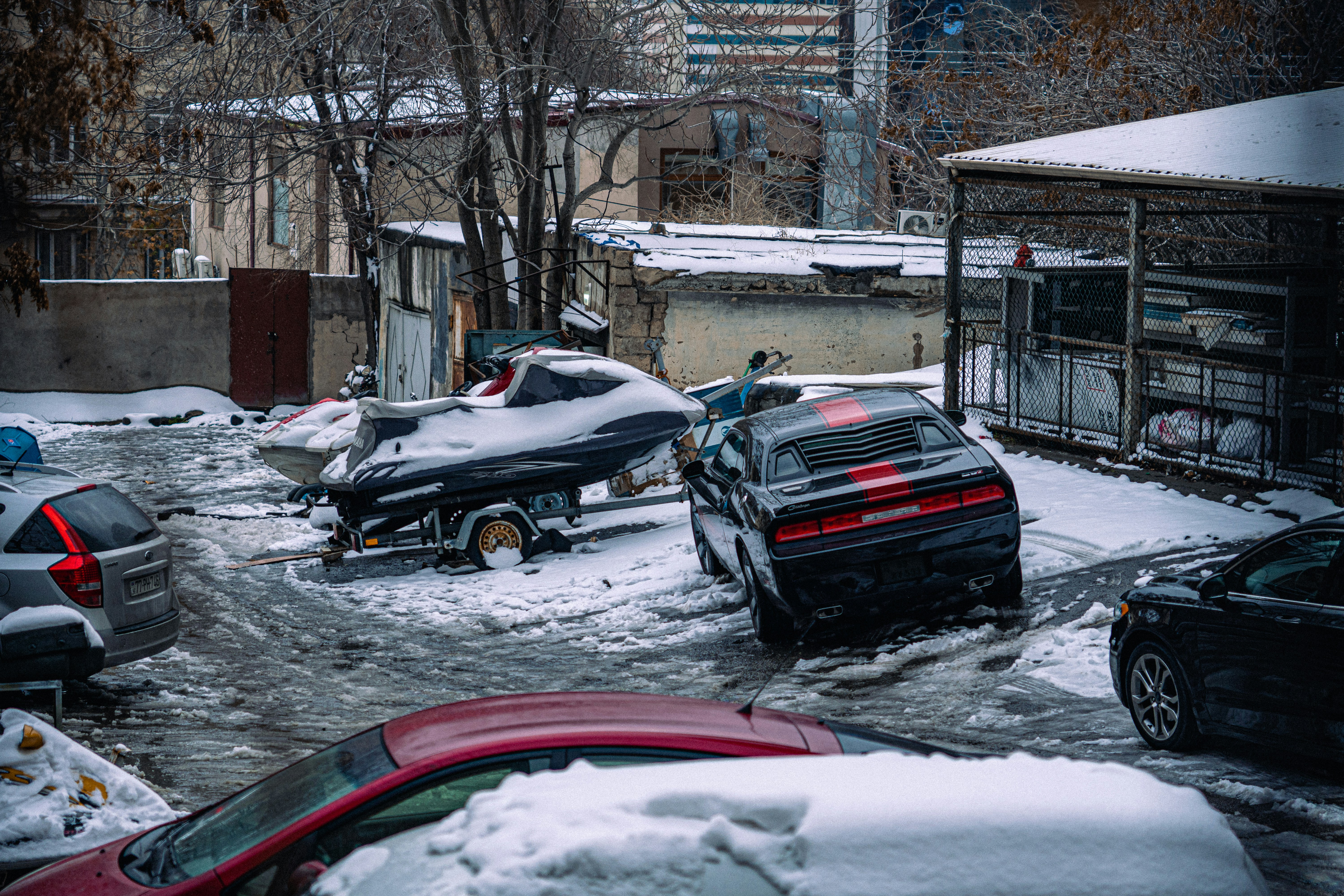 Un montón de coches que están aparcados en la nieve
