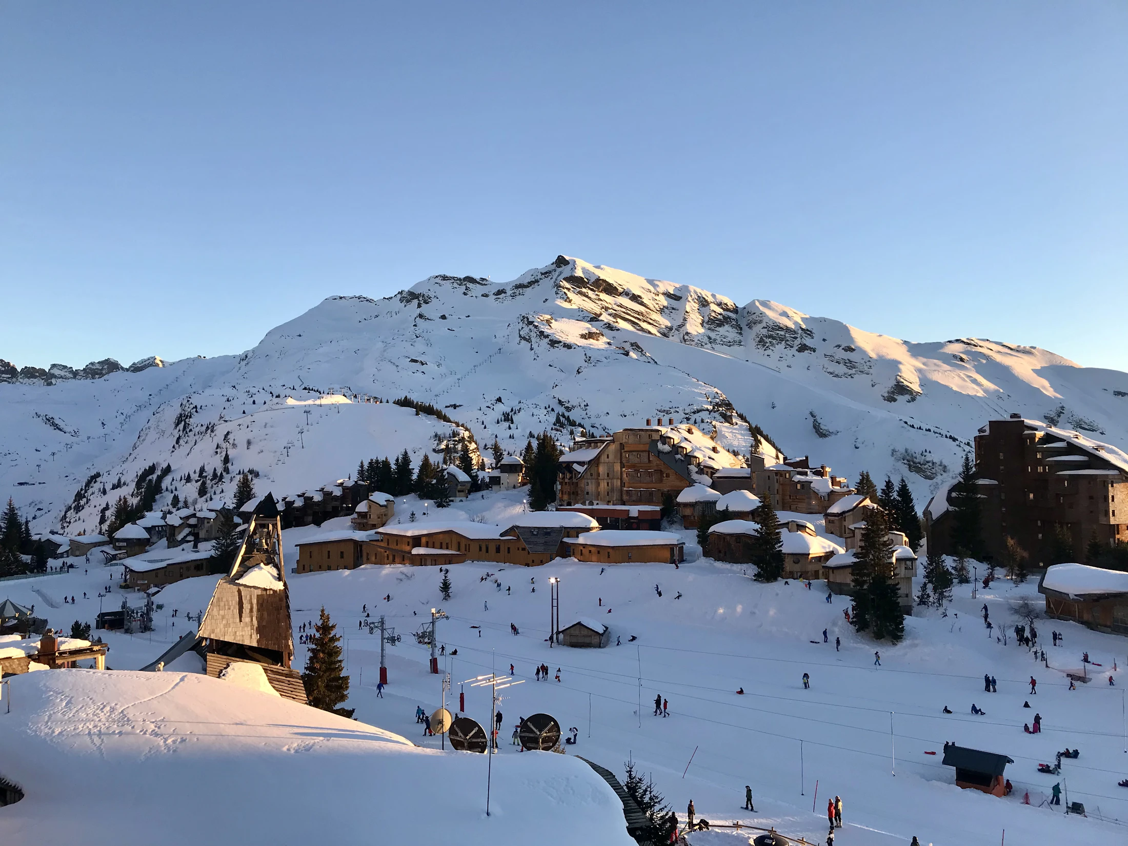 Zasnežené alpské lyžiarske stredisko s horskou panorámou