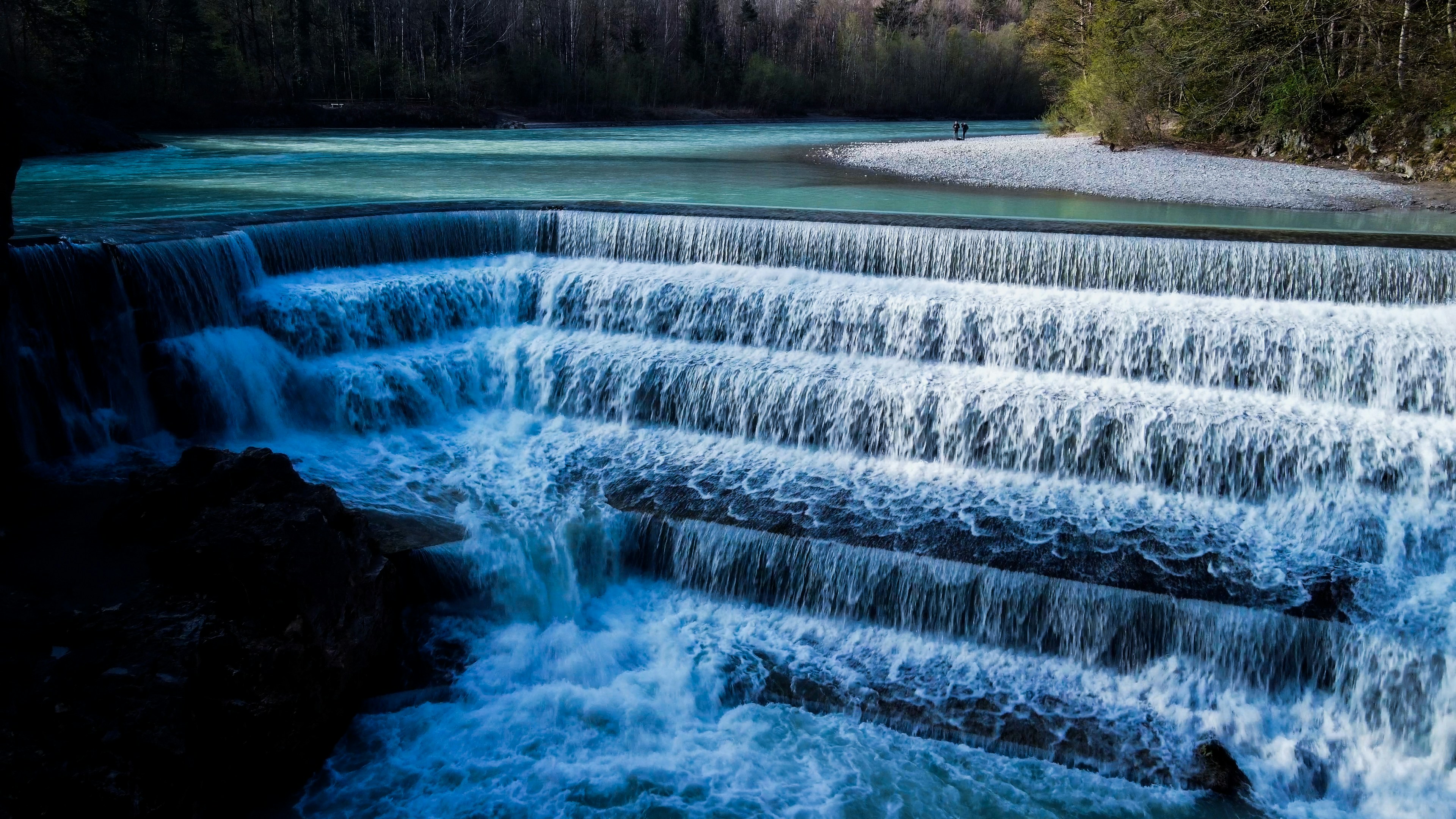 Ein großer Wasserfall mit einem Mann, der darauf steht