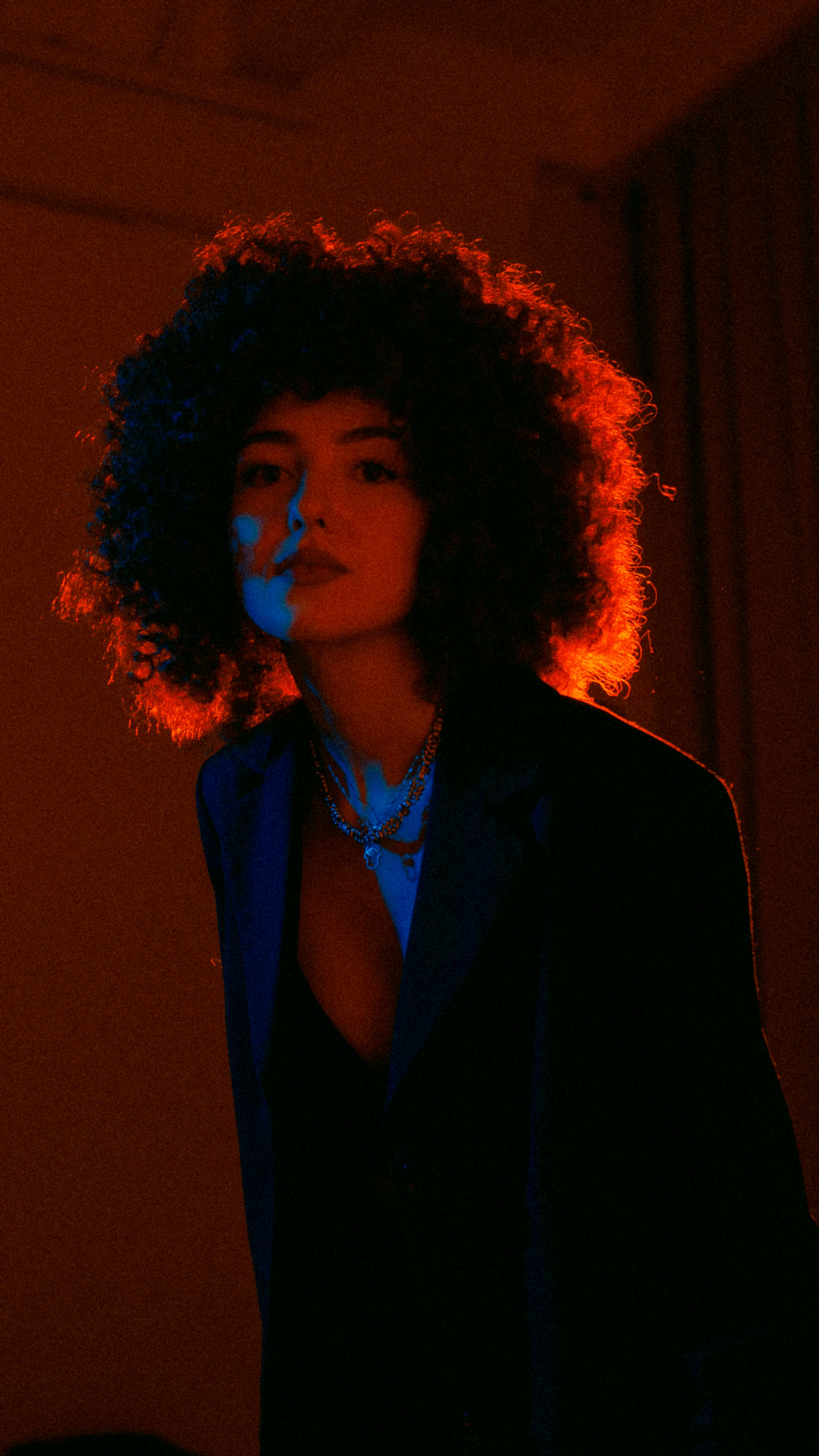 Una mujer con una camisa azul y una chaqueta negra