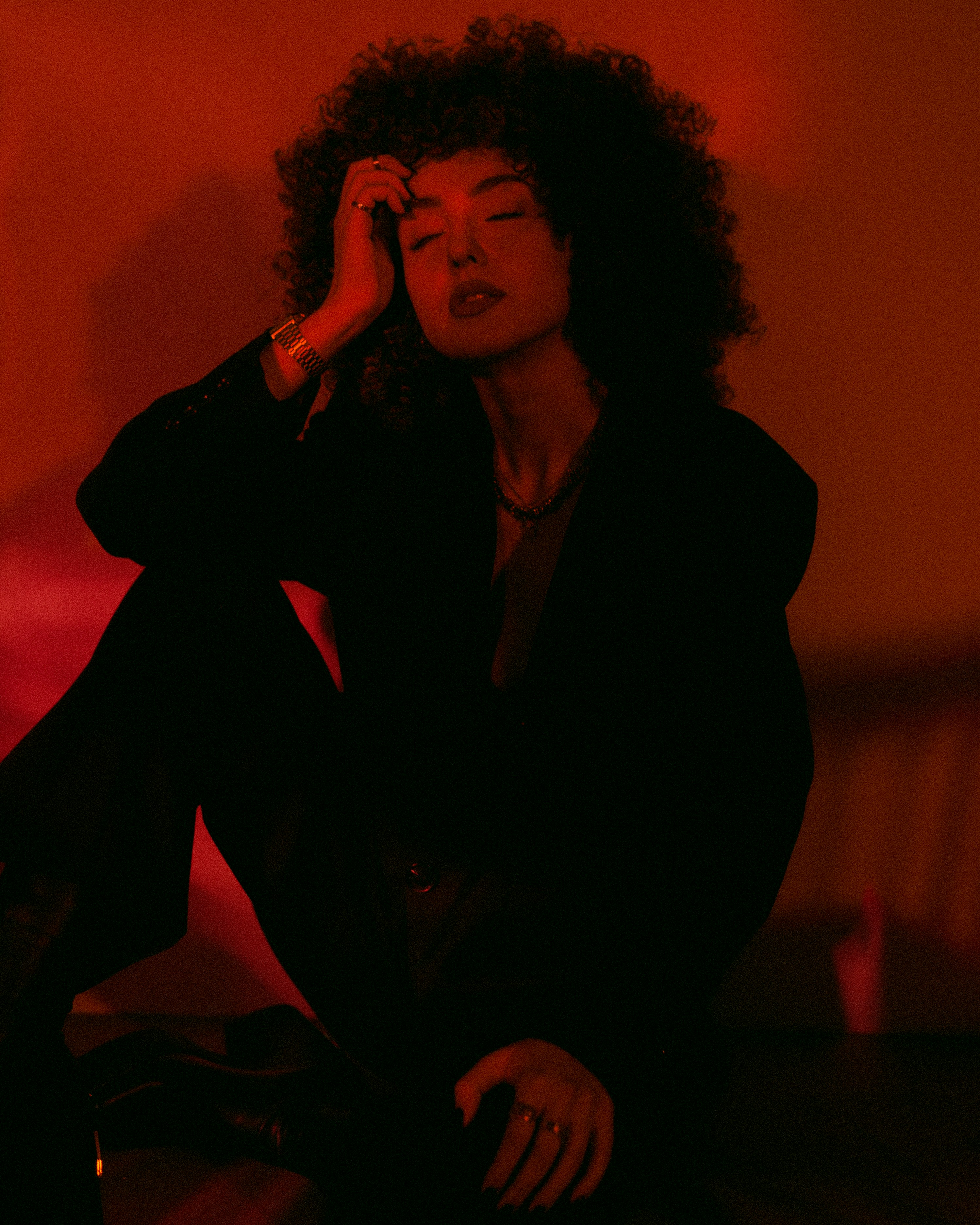 Una mujer sentada en el suelo hablando por teléfono celular