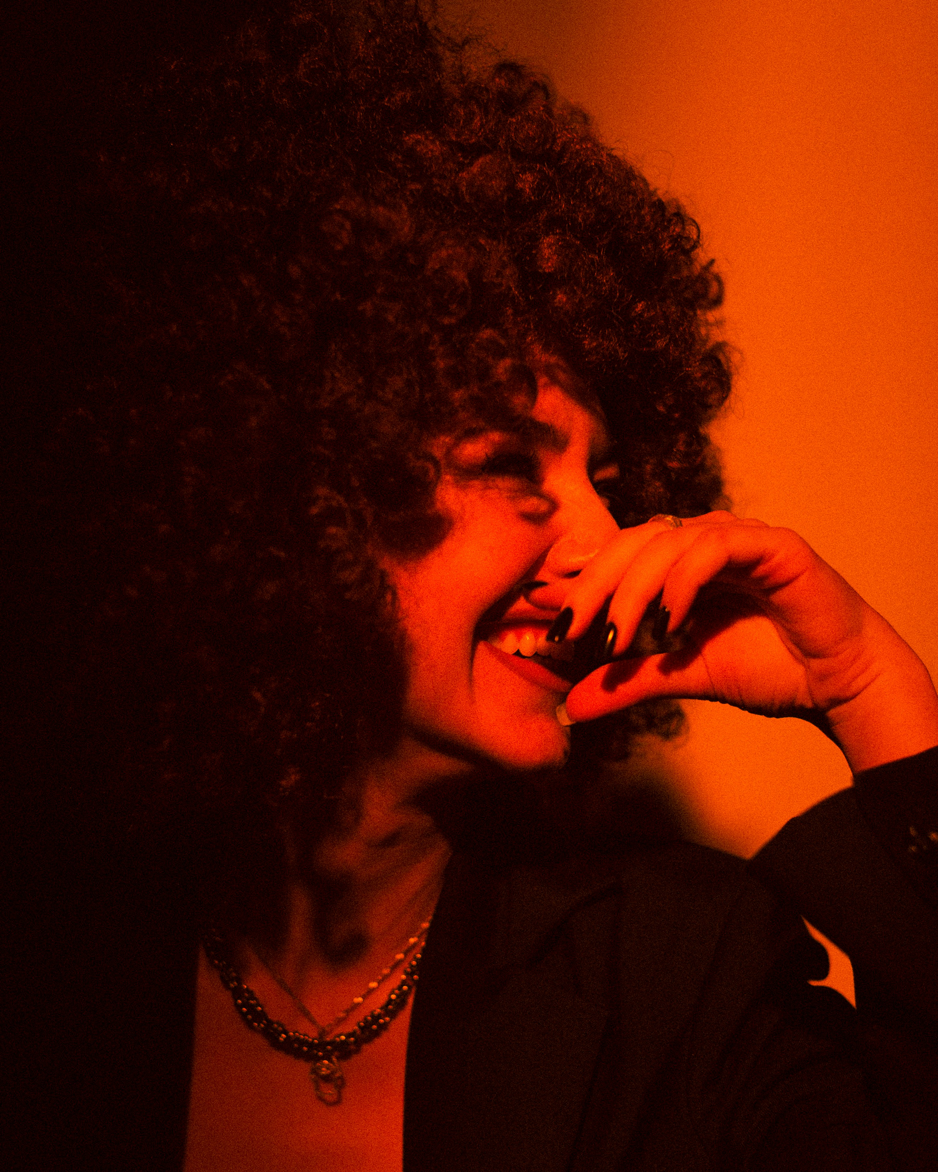 Un primer plano de una persona hablando por teléfono celular