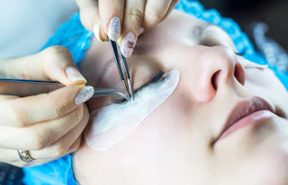 Wanita membuat kening
