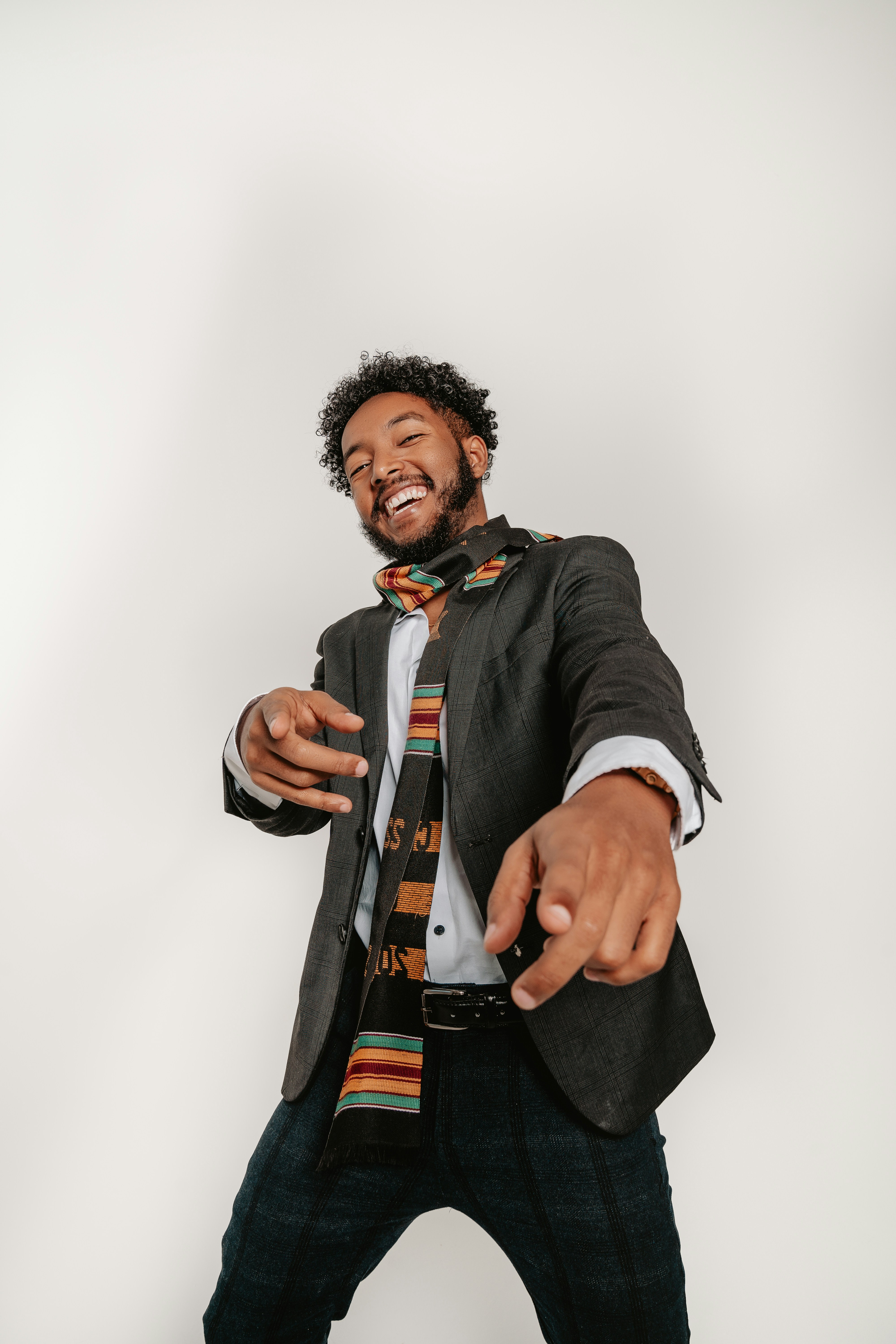 Un hombre con traje y corbata señalando algo