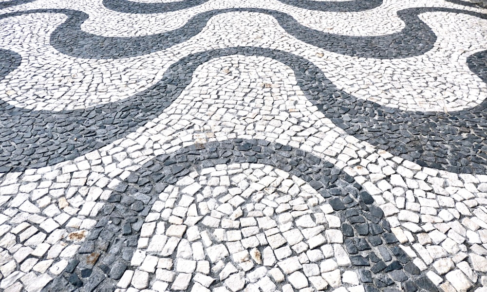 a bench sitting on top of a cobblestone road