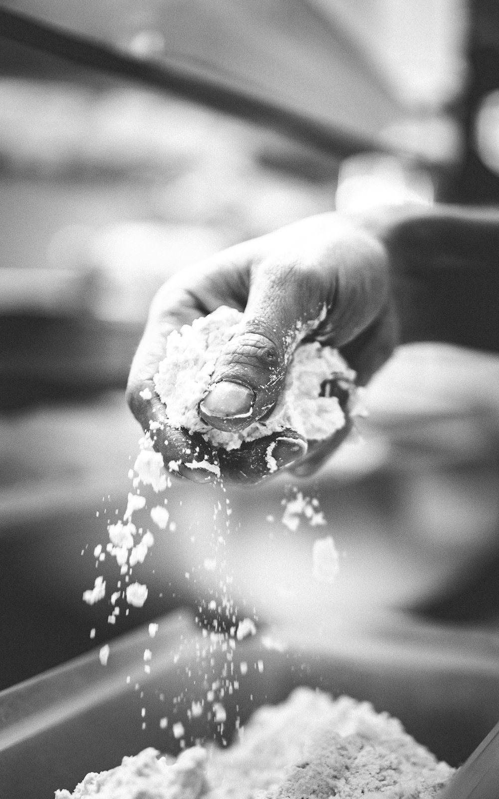 Una foto en blanco y negro de una persona rociando azúcar