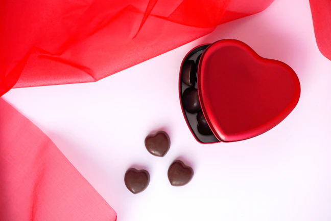 High-resolution photo of a beautifully arranged personalized love box with flowers and chocolates.