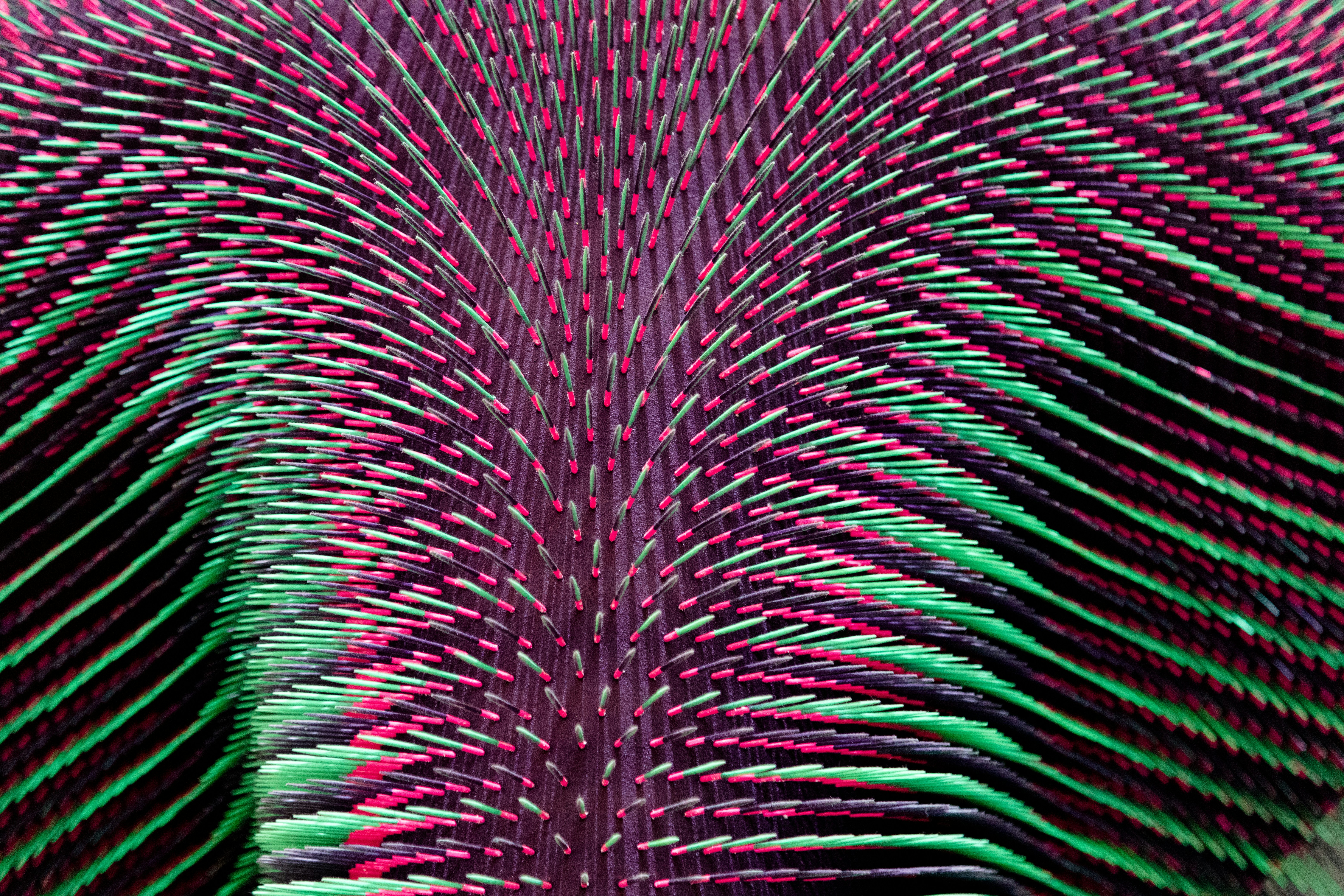 Recorte de imagem em 100% mostrando franja magenta e verde causada por aberração cromática longitudinal em objetiva aberta