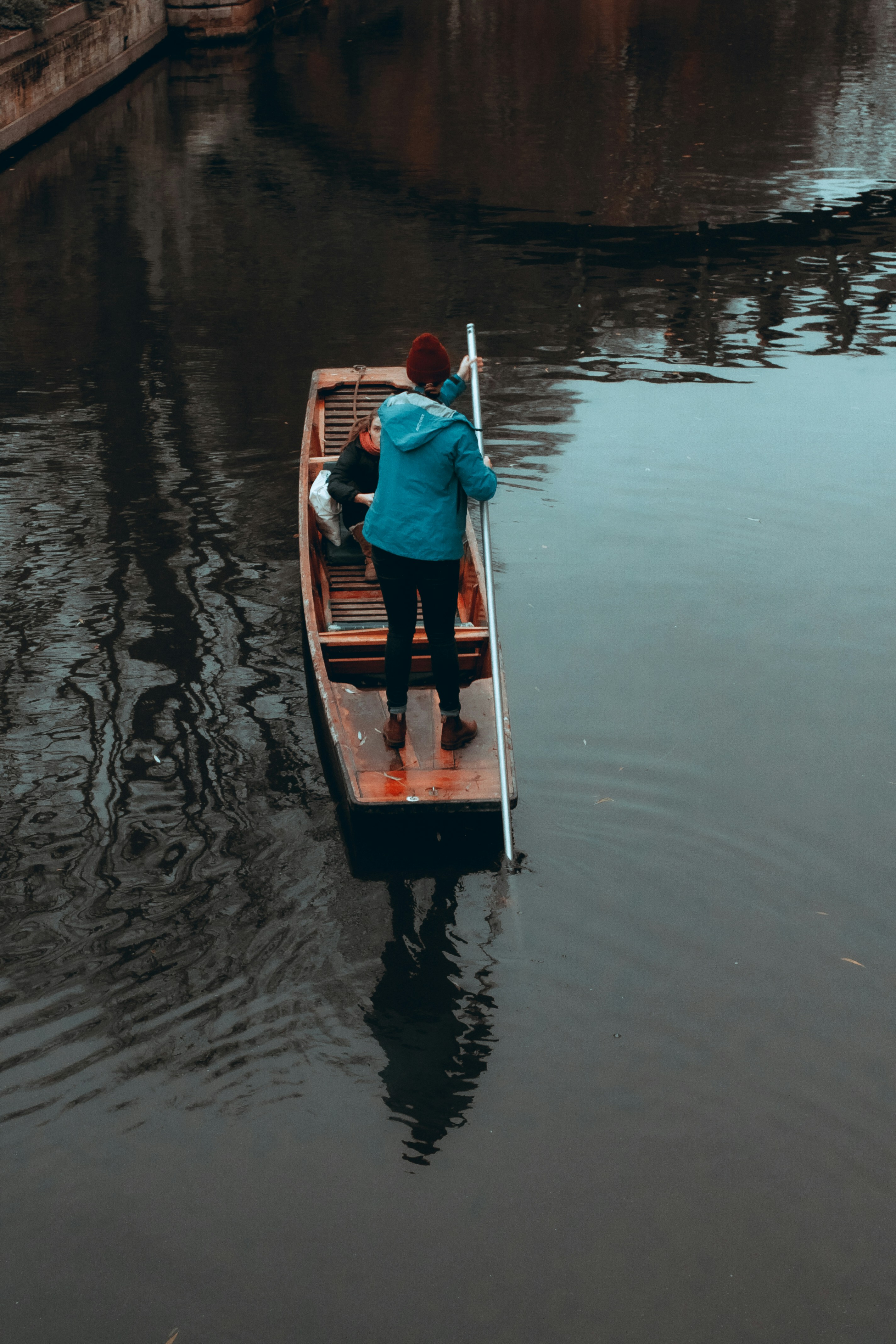 水域の上の小さなボートの人