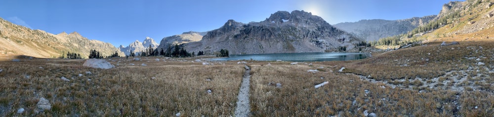 um caminho que leva a um lago nas montanhas