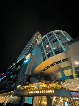 Night view of a well-lit commercial building developed by Vianna Empreendimentos.