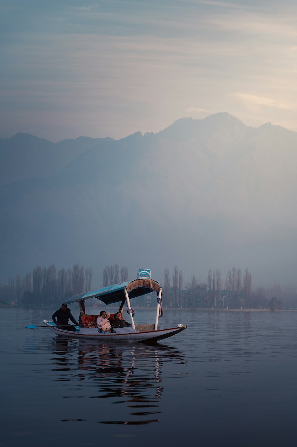 Un hombre en un barco en medio de un lago