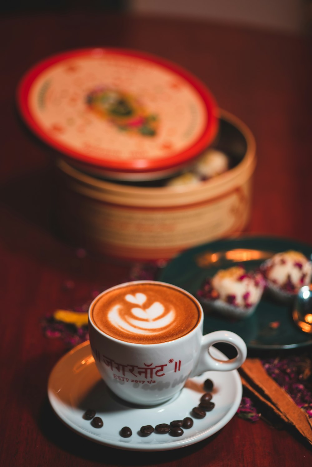 une tasse de café posée sur une soucoupe