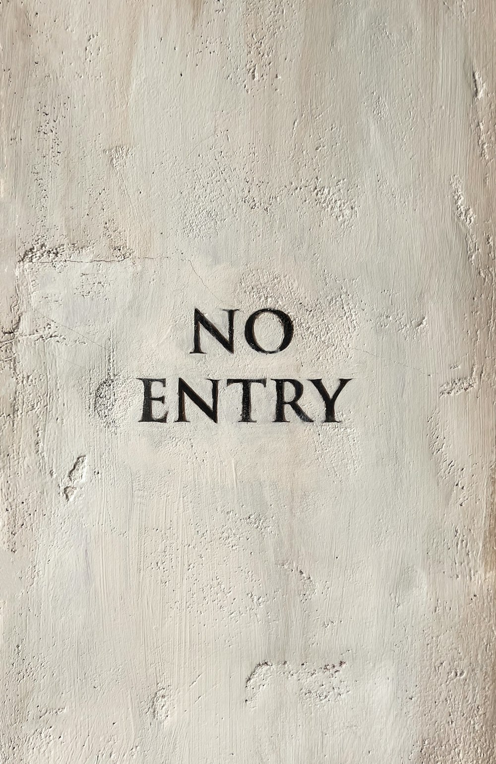 a sign that says no entry on a wall
