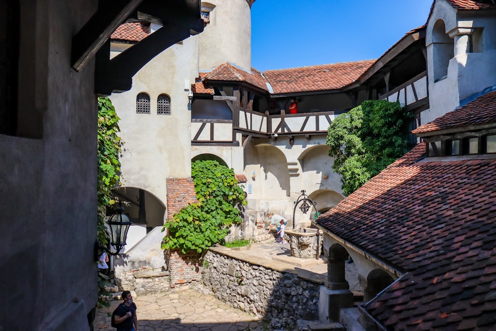 Un vieux bâtiment avec beaucoup de fenêtres