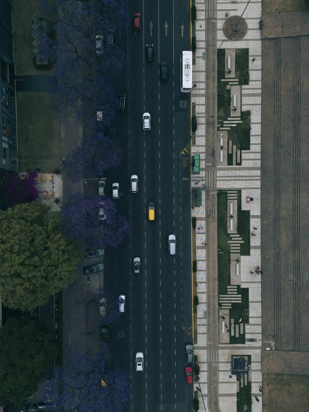 une vue aérienne d’une rue avec des voitures garées sur le bord de la route