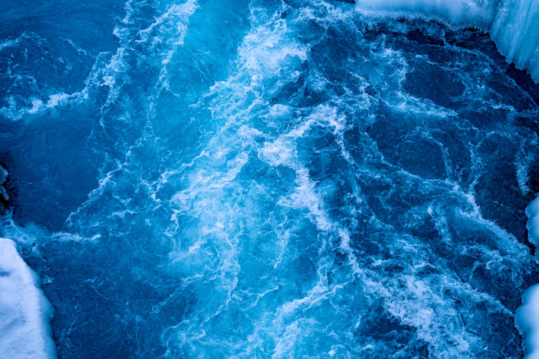 Błękitna woda między lodem