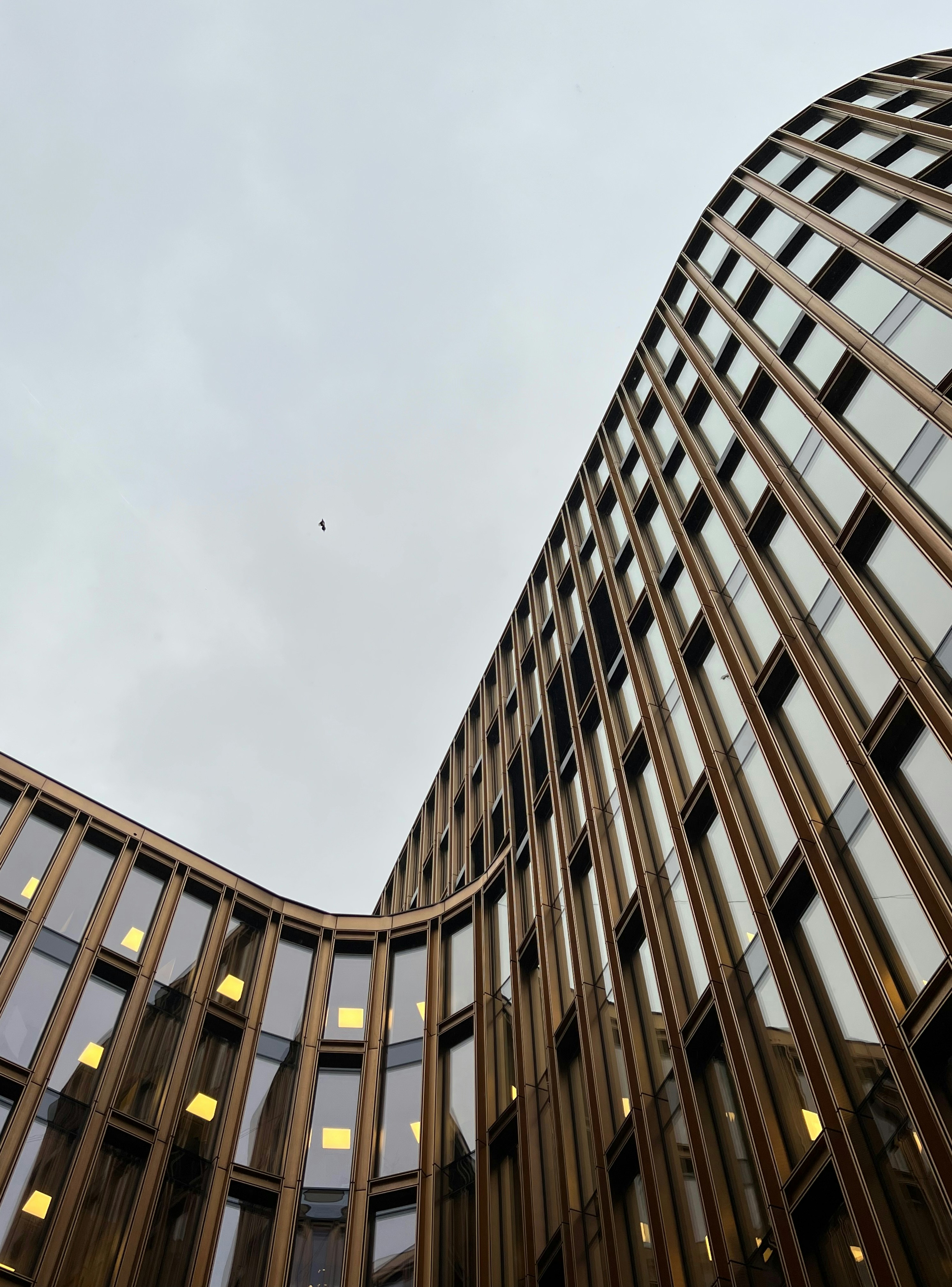 ein sehr hohes Gebäude mit vielen Fenstern