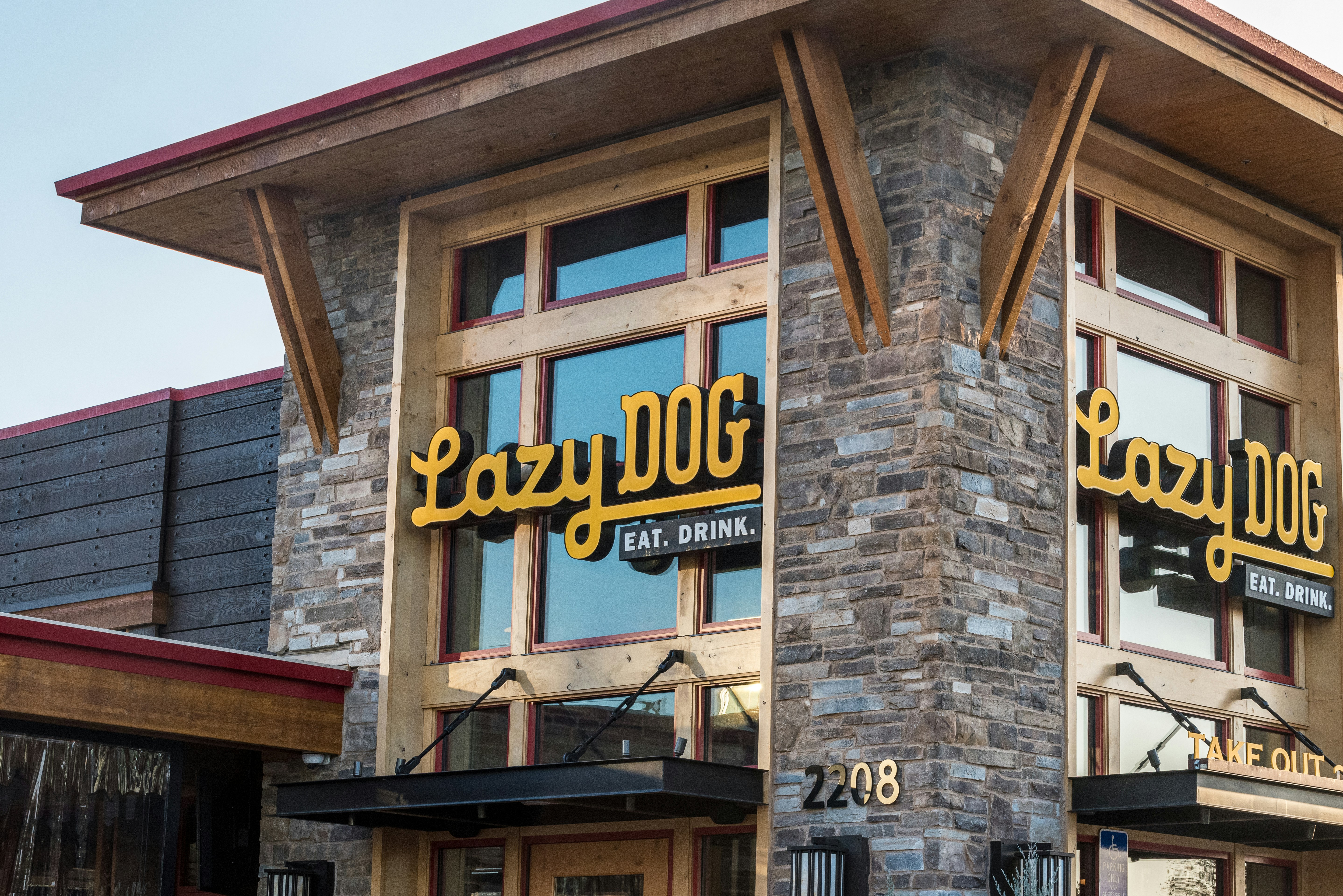 Ein Restaurant namens Lazy Dog mit einem Schild, auf dem Lazy Dog steht