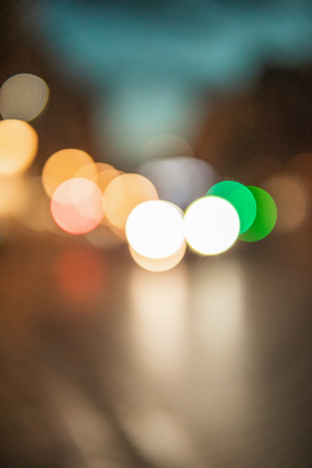 a blurry photo of a street light