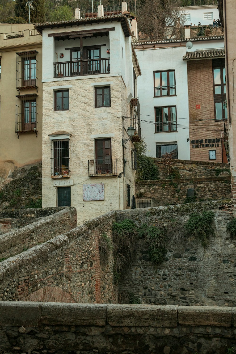 un edificio con un reloj en el costado