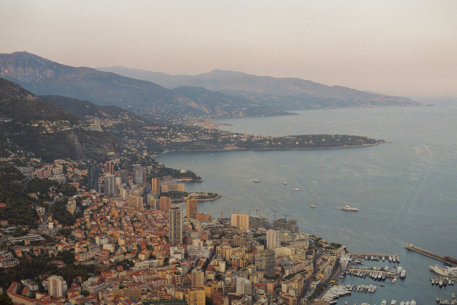 Monaco et son littoral vus depuis les hauteurs