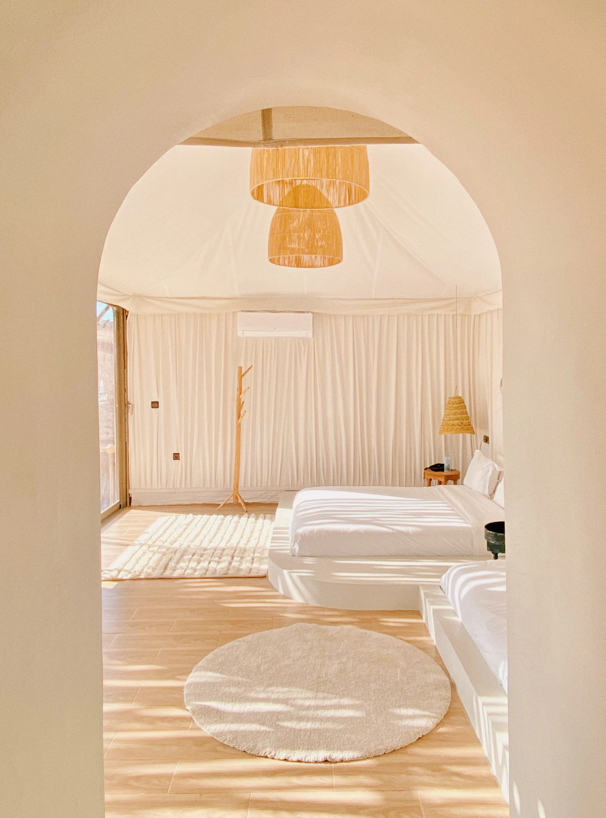Chambre de style marocain avec tapis berbère