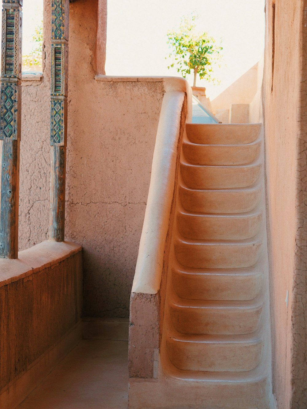 um conjunto de escadas que levam até uma janela