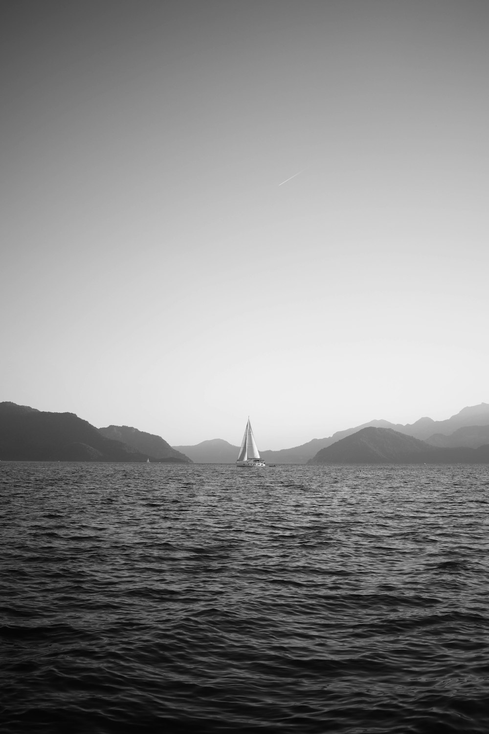 Una foto en blanco y negro de un velero en el océano